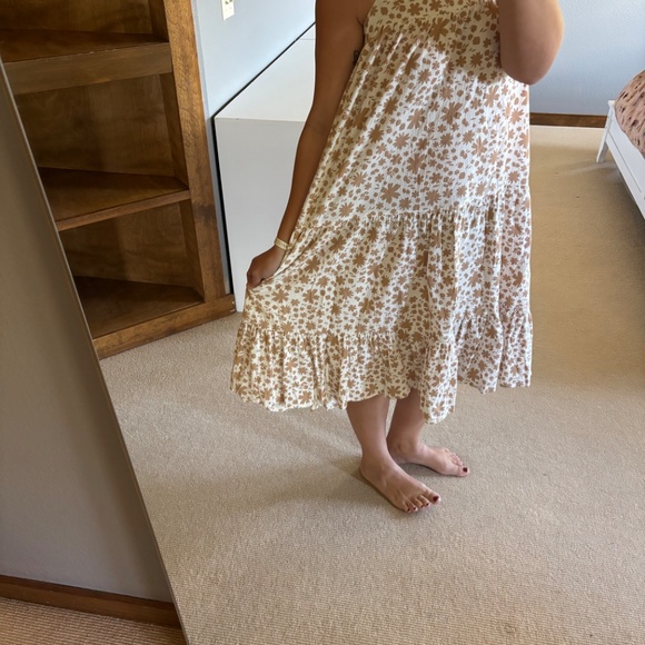 Girl and the sun dress - Picture 2 of 5